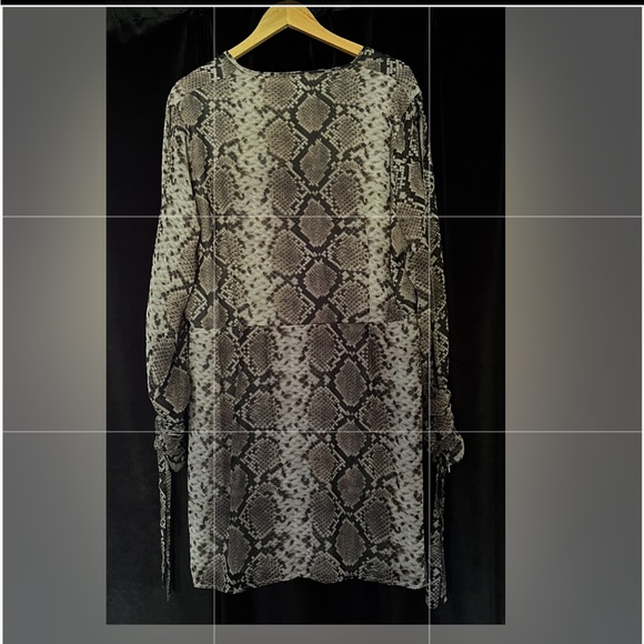 Brand Missguided. Size 22. Mini dress/long top. Snake skin print. Polyester - Picture 8 of 12